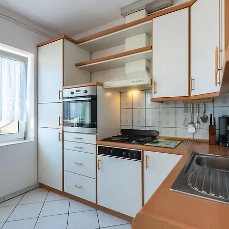 With Parking Space - 5553 Crikvenica