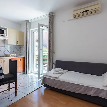 Apartment With Parking Space - 5553 Crikvenica