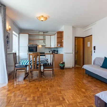 Apartment With Parking Space - 5553 Crikvenica