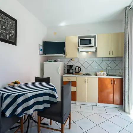 Apartment With Parking Space - 5553 Crikvenica