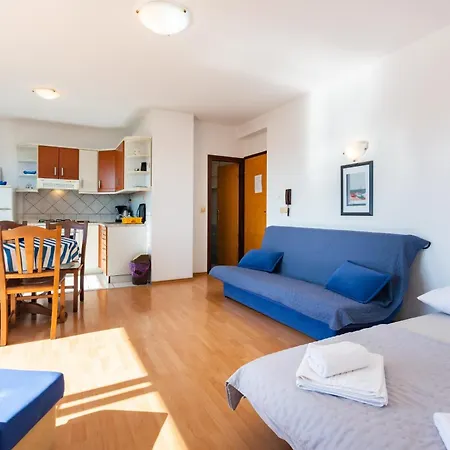Apartment With Parking Space - 5553 Crikvenica
